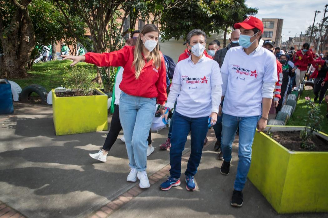 La alcaldesa, Claudia López, realizó este viernes un recorrido por varios puntos de la localidad de Suba, donde supervisó el avance de las obras en materia de recuperación de espacio público. Foto. Alcaldía.