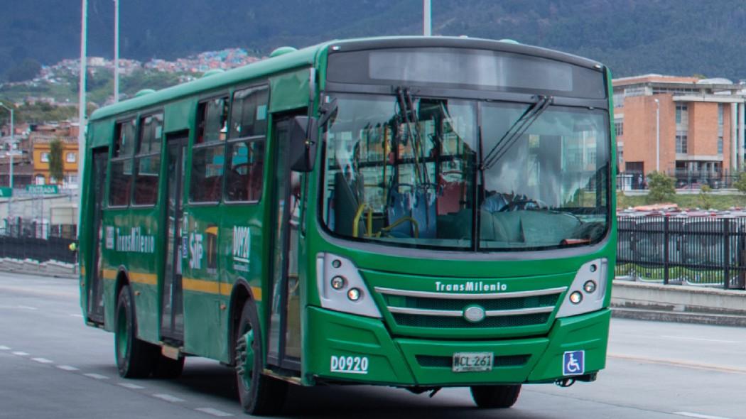 Bus alimentador de TransMilenio.