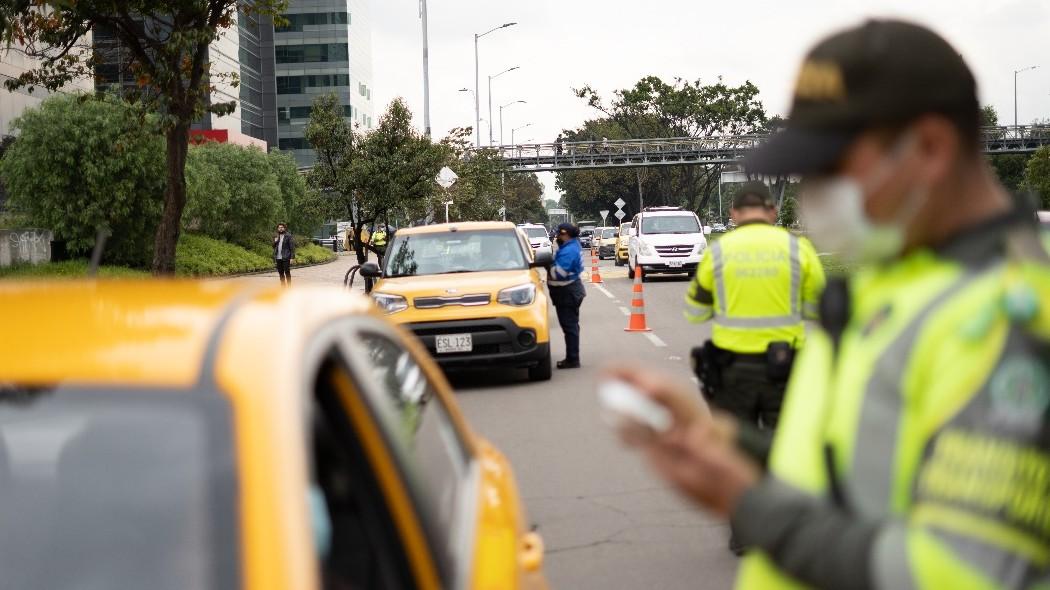 Policía en control de tránsito. 