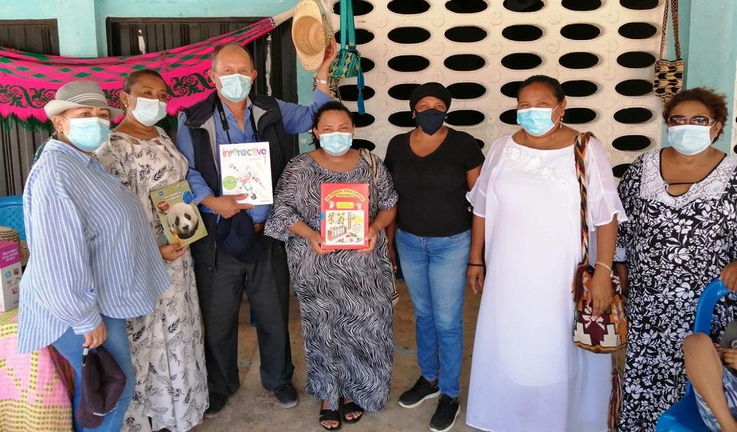 José Alberto Gutiérrez Sandoval, 'El señor de los libros' junto a la comunidad de Maicao, La Guajira. Foto: Archivo Personal/José Gutiérrez.