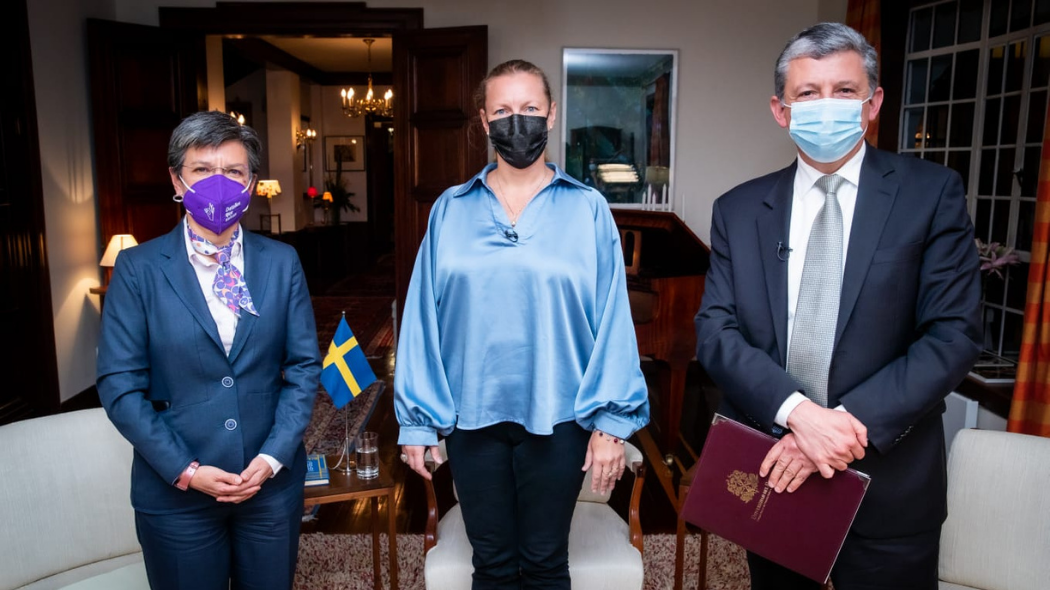 Mayor Claudia Lopez, the Swedish Ambassador Helena Storm and the Headmaster of the University of Rosario, Alejandro Cheyne.