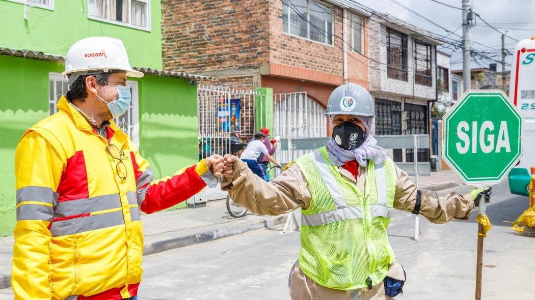 Personas trabajando en la vía.