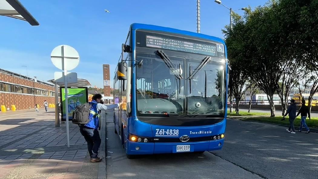 Persona abordando bus del SITP.