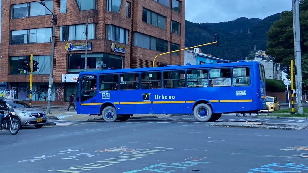 Bus del SITP en una vía.