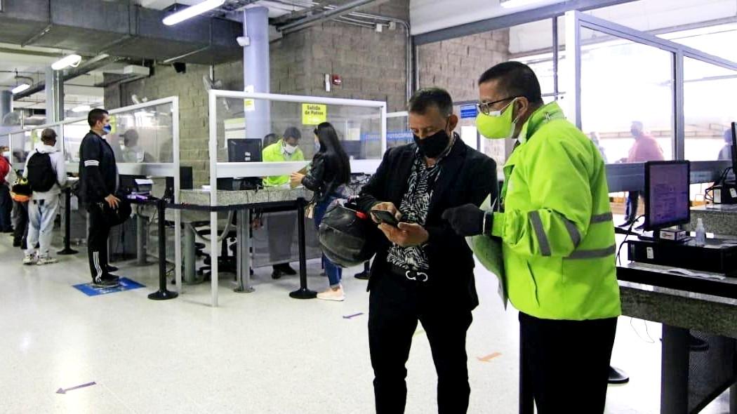 Persona en un centro de trámites de movilidad.