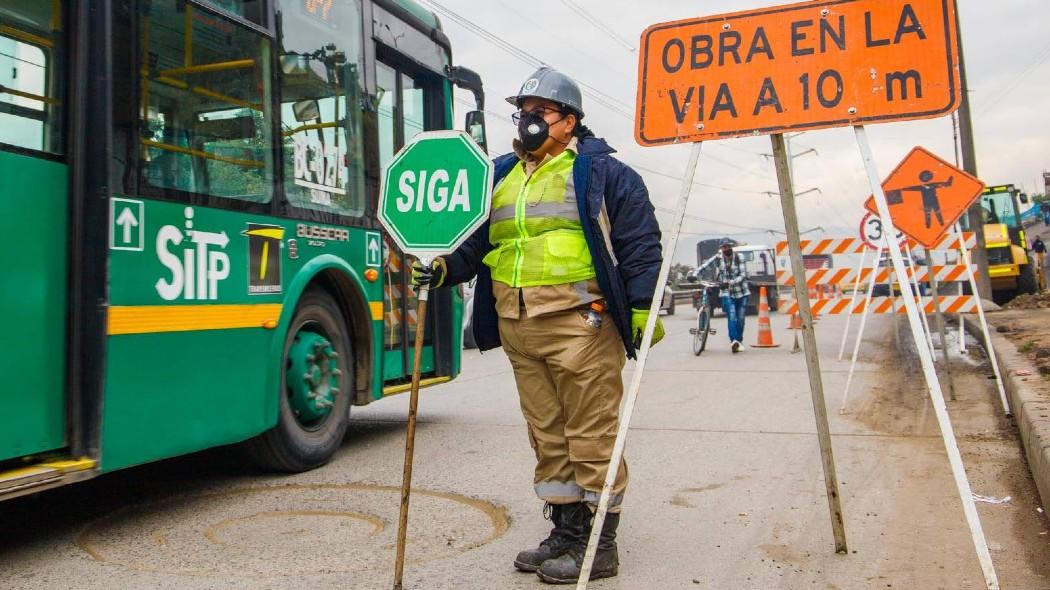 Persona con una señal de tránsito.