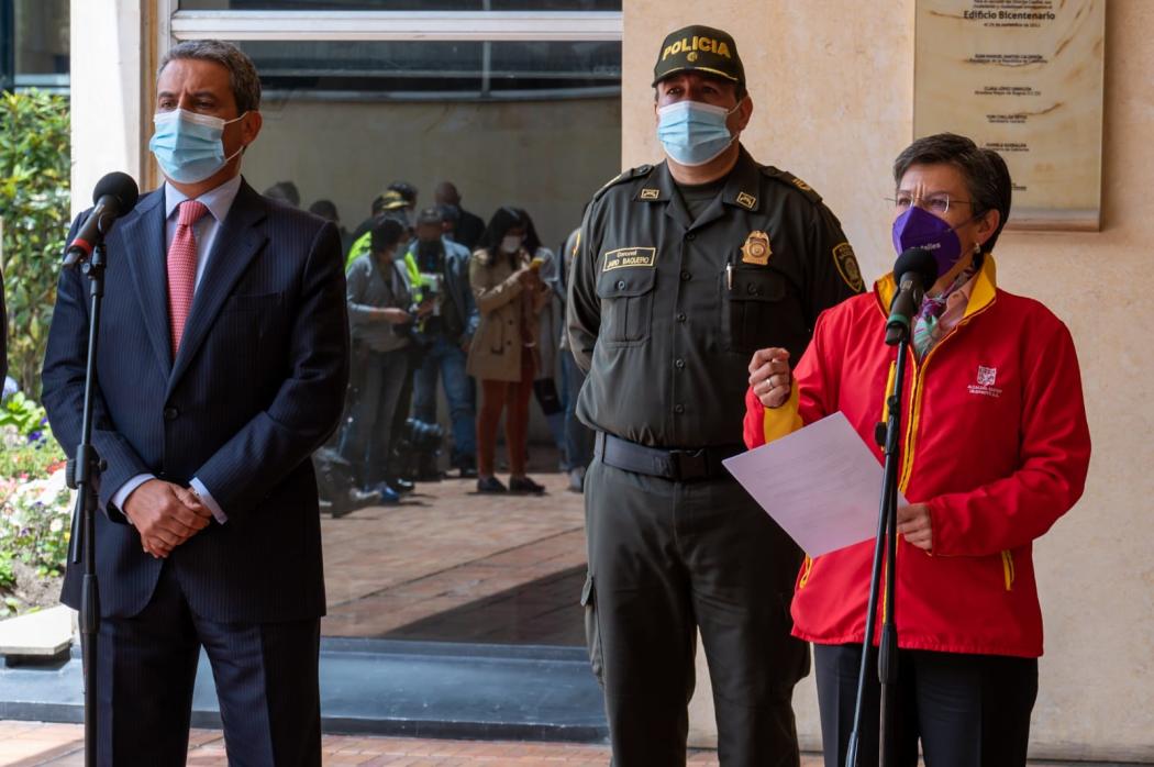 La alcaldesa Claudia López junto a la Policía y al presidente de la Dimayor, Fernando Jaramillo. Foto. Alcaldía.