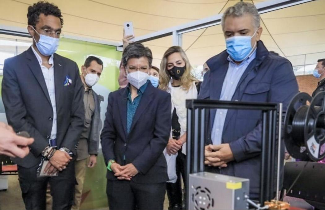 la alcaldesa Claudia López, el presidente Iván Duque y el presidente de iNNpulsa, Ignacio Gaitán, recorrieron este primer centro de emprendimiento que funcionará 24 horas en la capital. Foto. Alcaldía.