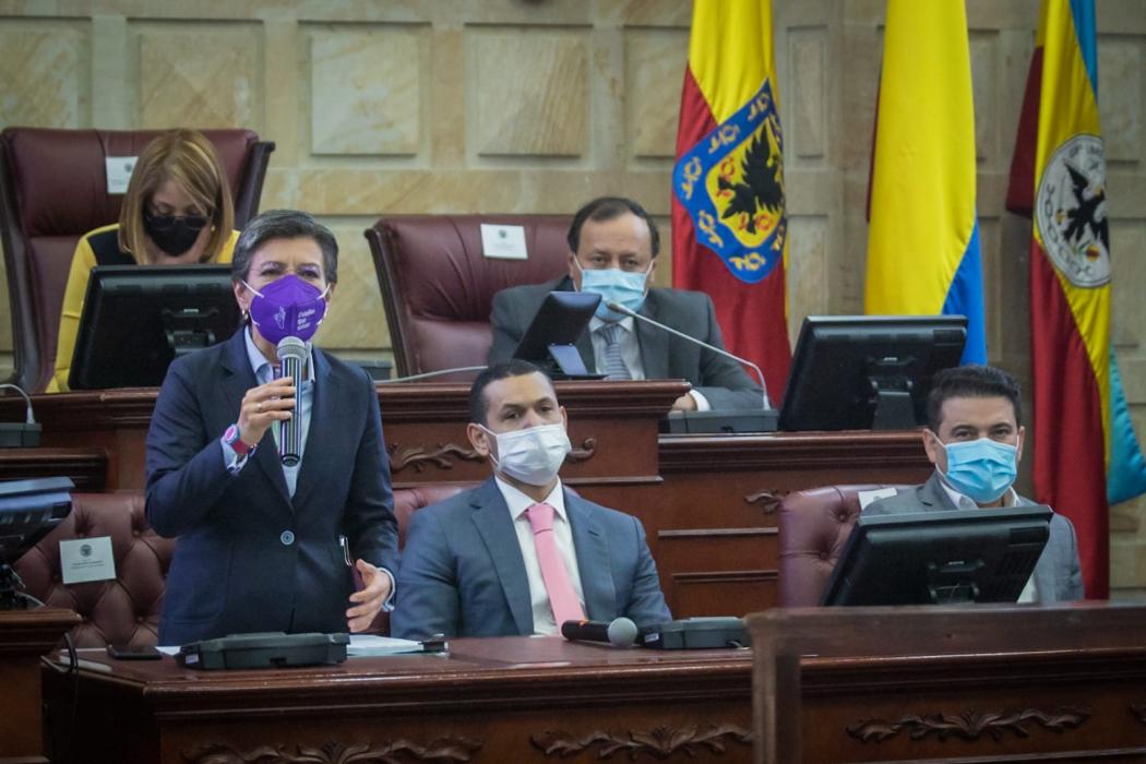 La alcaldesa Claudia López junto al ministro de Interior, Daniel Palacios y el gobernador de Cundinamarca, Nicolás García, en la radicación en el Congreso de este proyecto de ley. Foto. Alcaldía.