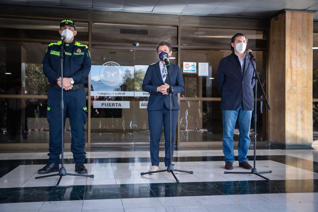 La alcaldesa, Claudia López; junto al general Eliécer Camacho, comandante de la Policía de Bogotá y Aníbal Fernández, secretario de Seguridad, desde el Hospital Central de la Policía.