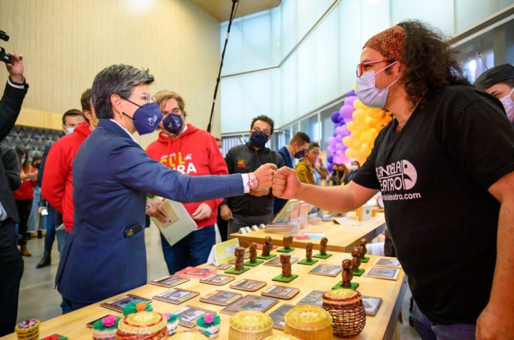 La alcaldesa, Claudia López, estuvo con los ganadores de la primera versión del programa Es Cultura Local 2020, que contaron con este impulso para reactivarse en medio de la pandemia. Foto Alcaldía.