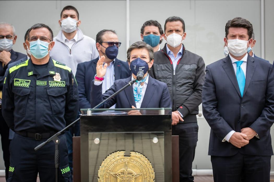 La alcaldesa, Claudia López, junto al ministro de Defensa, Diego Molano (Der.); y el director de la Policía Nacional, Jorge Vargas. Foto. Alcaldía.