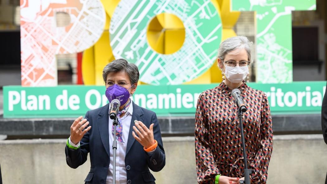 En la radicación del Plan de OrdLa alcaldesa, Claudia López, estuvo acompañada de la Secretaria de Planeación, María Mercedes Jaramillo, en la presentación del POT