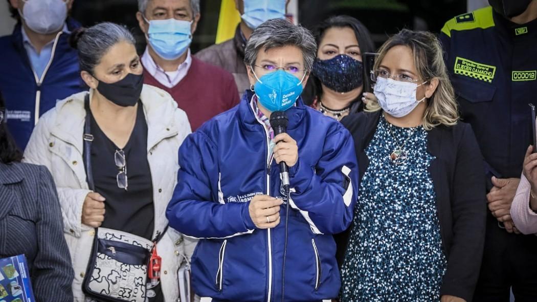 La alcaldesa, Clauida López, junto a líderes de las Redes CUIDAdanas