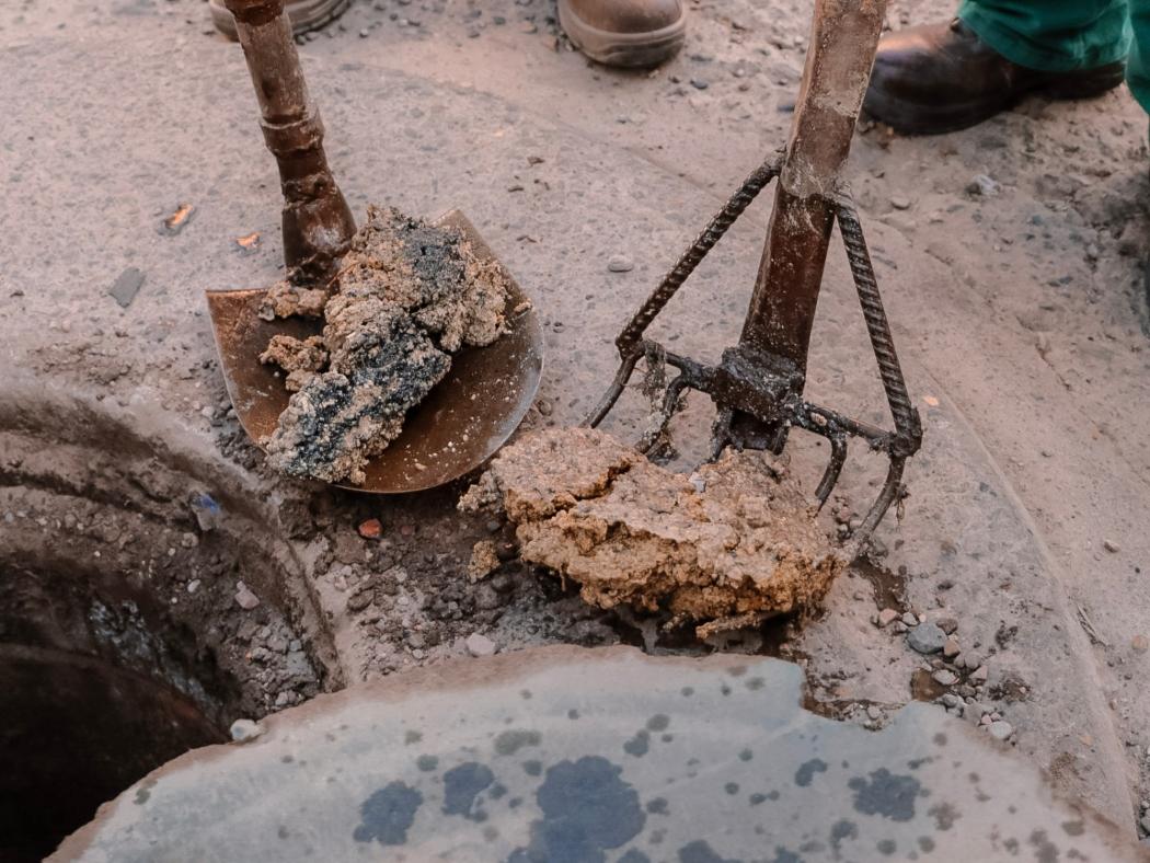 Bolas de grasa encontradas en las redes del alcantarillado