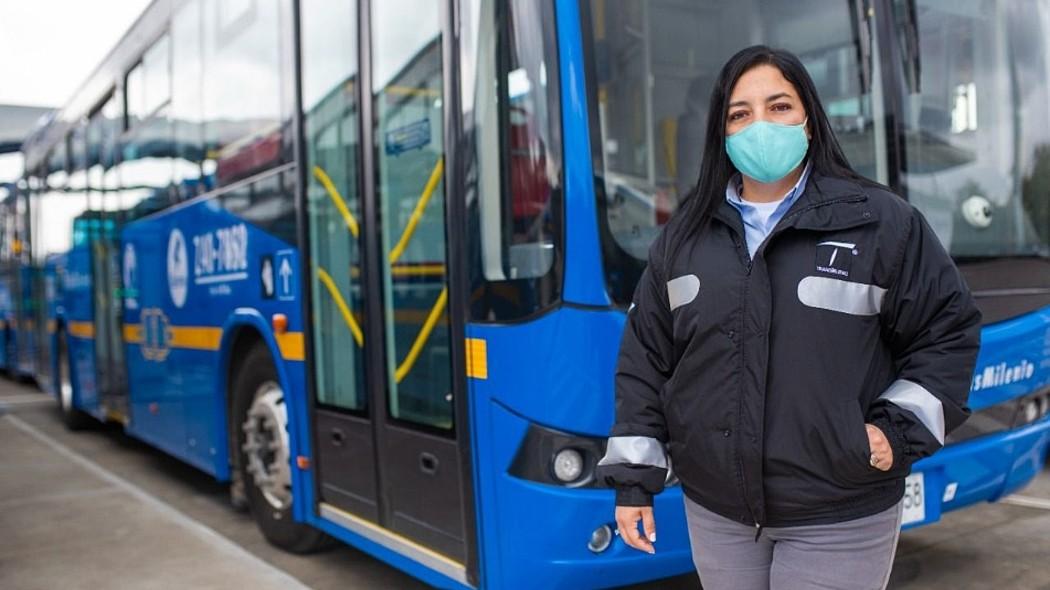 Mujer conductora de TransMilenio.