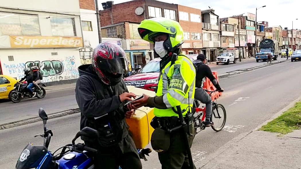 Agente de tránsito imponiendo una multa.