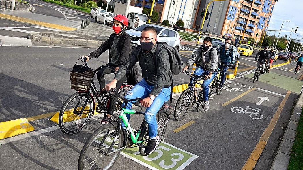 Personas conduciendo bicicleta.