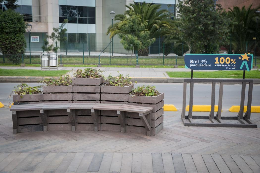 Mobiliario Urbano realizado con madera plástica en tramo de la Calle 13.