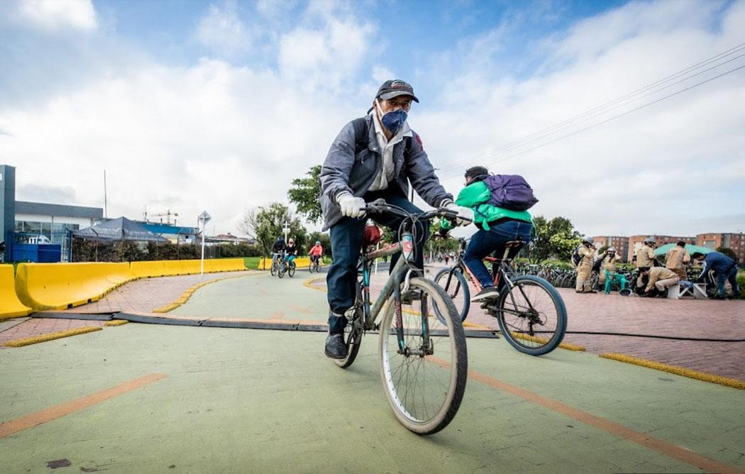 Personas montando bicicleta