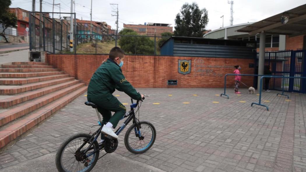 Niño en bici al colegio