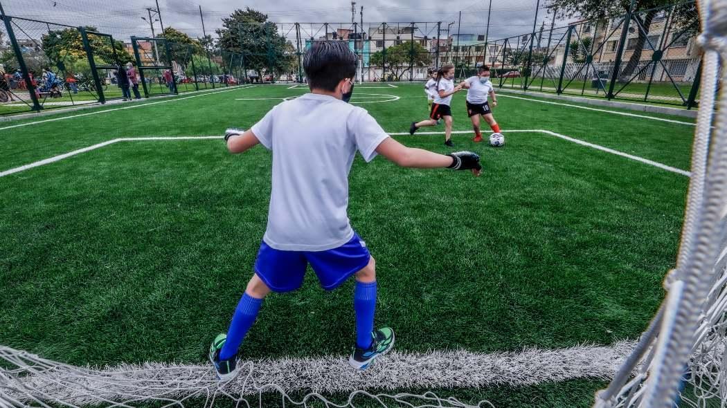 Niños y niñas practicando actividad deportiva 