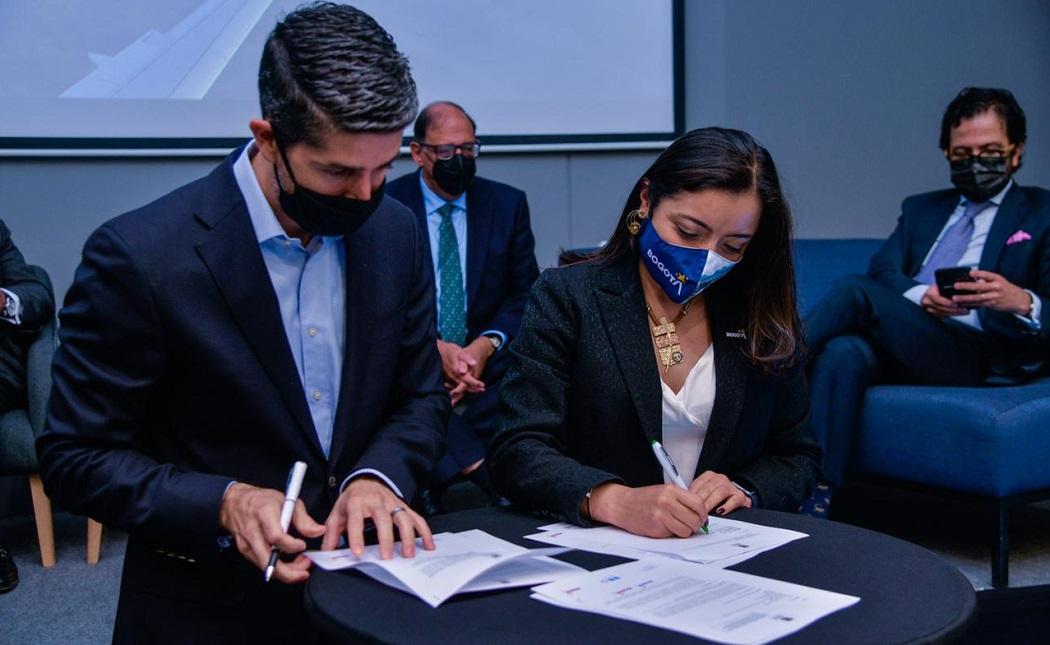 Juan Carlos Zuazua, Director General de Viva Aerobus junto a Karol Fajardo Mariño, directora del Instituto Distrital de Turismo de Bogotá. Foto: IDT.