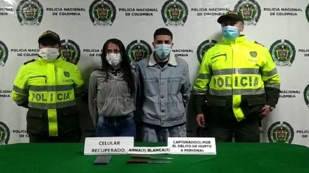 A la pareja le fue incautado el celular hurtado y dos armas cortopunzantes