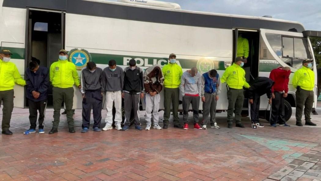 Imagen de Policía junto a delincuentes que fueron detenidos en intervención de seguridad en Bogotá