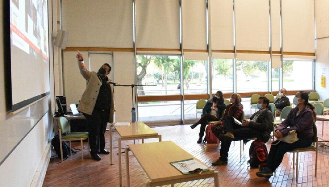 El Centro Aprende es un espacio de la Escuela de Lectores de BibloRed, dedicado a liderar procesos de alfabetización básica, funcional e inclusiva para sus usuarios. Foto: BibloRed.