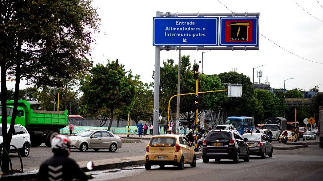 Señal elevada sobre el corredor de la calle 80.