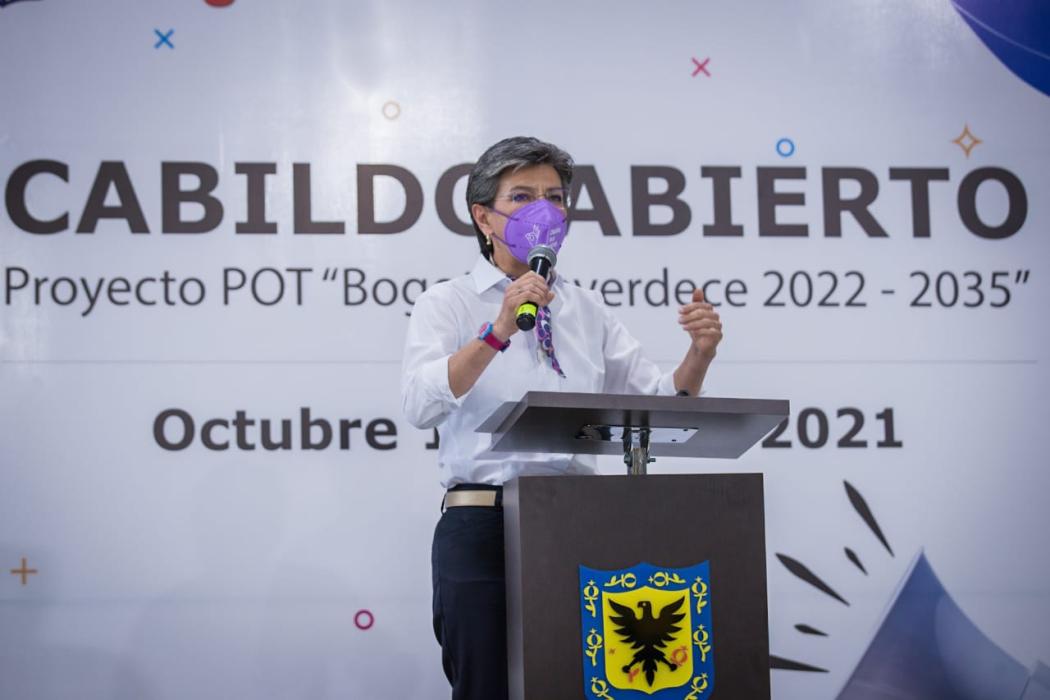 Desde el Palacio de los Deportes, la alcaldesa, Claudia López, aclaró que hay gente inescrupulosa que con información falsa busca causar zozobra en la ciudadanía para ponerla en contra de su propio beneficio. Foto. Alcaldía.