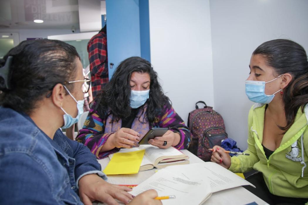 En la Unidad Móvil las cuidadoras pueden terminar su bachillerato, hacer cursos certificados por la Universidad Nacional, ejercitarse en clases de yoga, zumba y aeróbicos y mucho más. Foto: Secretaría de la Mujer.