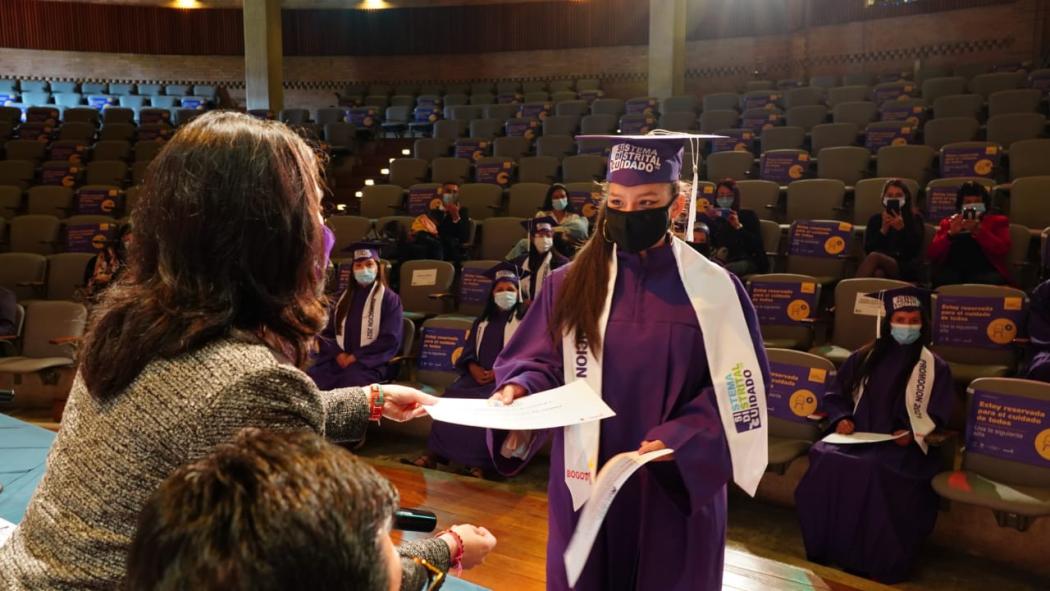 María Camila Cobaleda Delgado, una de las primeras bachilleres en graduarse de la Estrategia Educativa Flexible del Sistema Distrital de Cuidado.