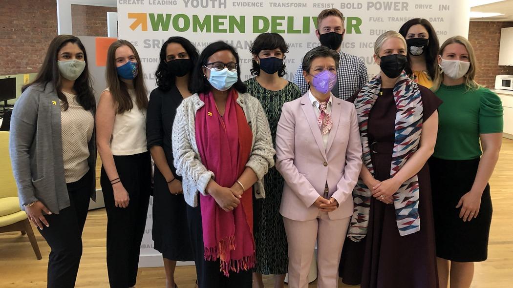  (Izq a der) Anita Chandy, María Rendo, Mariam Kahn, Divua Mathew, Chris Sluter, Kathleen Sherwin y Julia Fan; las directivas de la organización Women Deliver junto a Claudia López, Alcaldesa de Bogotá.