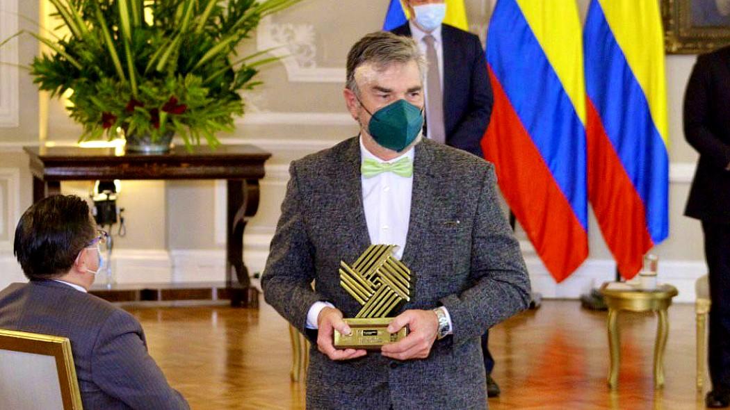 Director de la UMV recibiendo Premio de Alta Gerencia 2021