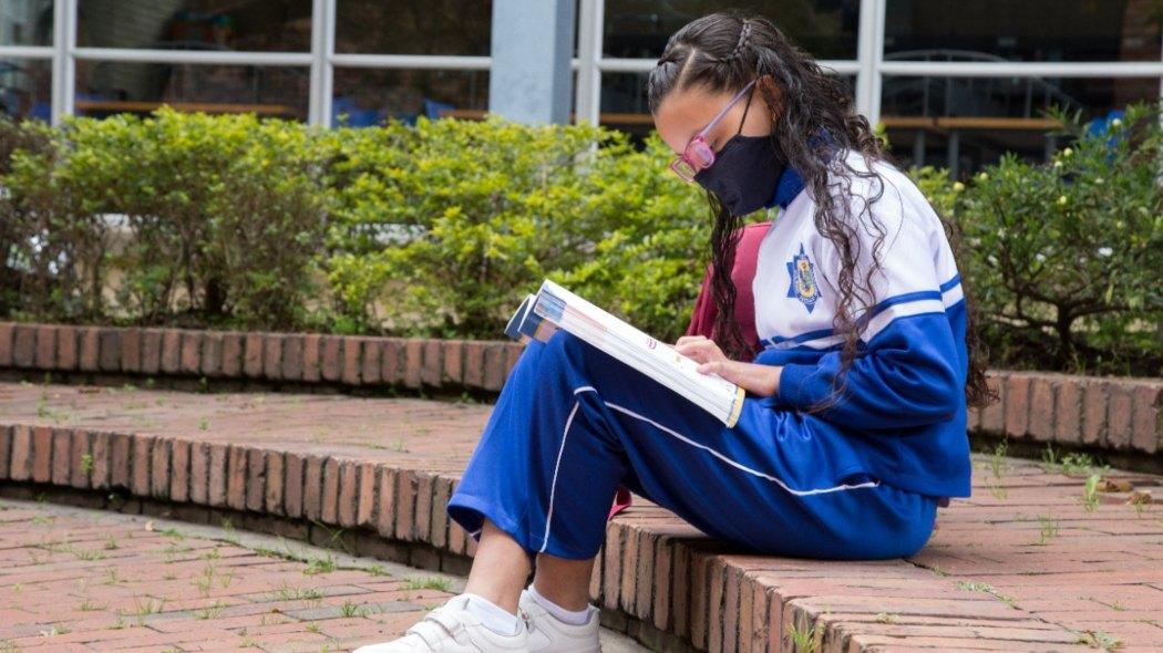 Niña leyendo