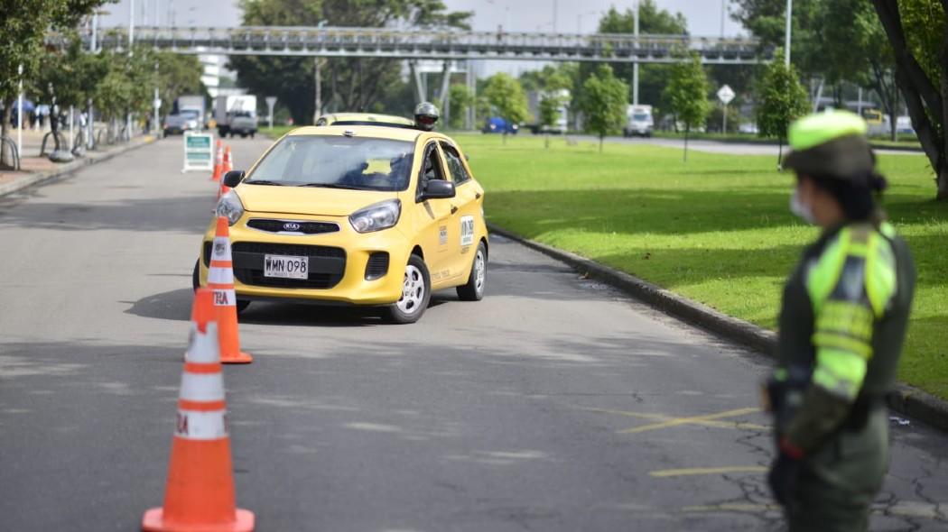 Taxi circulando por la ciudad.