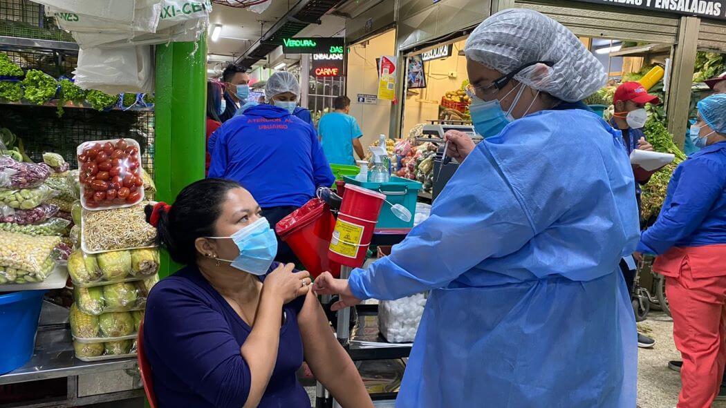 Vacunación contra COVID-19 en plazas de mercado en Bogotá