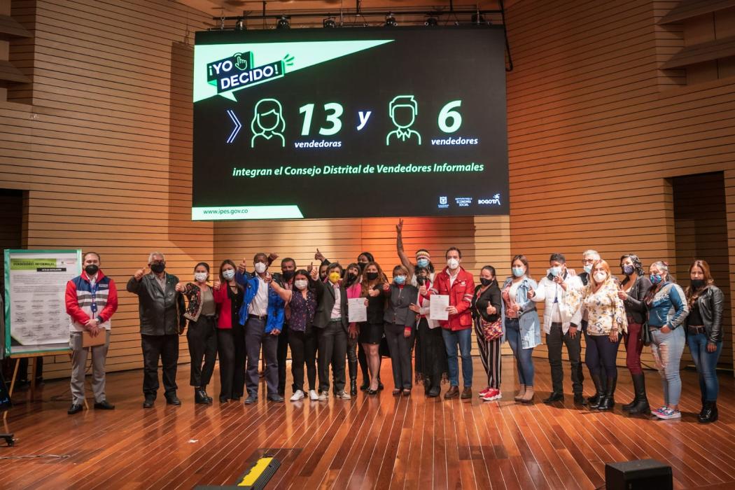 La alcaldesa, Claudia López, lideró la posesión de 19 representantes, (13 mujeres y 6 hombres) uno por cada Consejo Local y tendrá un periodo de cuatro años. Foto. Alcaldía.