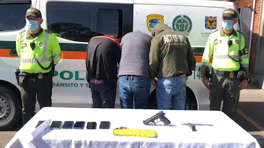 Capturadas tres personas que usaban uniformes de la Policía