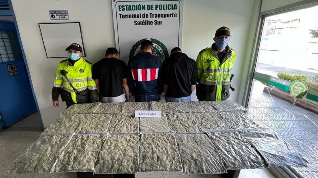 Capturan a personas que tenían un alijo de marihuana.