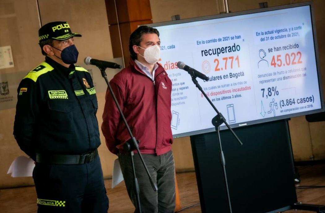 El Secretario de Seguridad, Aníbal Fernández de Soto, y el comandante de MEBOG, general Eliécer Camacho, entregaron a sus dueños los celulares recuperados en medio de operativos. Foto. Alcaldía.