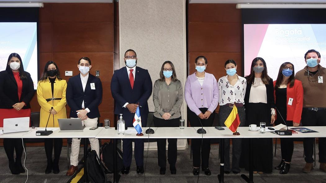 En la foto, la delegación de la República Dominicana: Rosaily Rodríguez, Melissa Muñoz, Gustavo Valverde y Armando Manzueta. Del equipo de Bogotá: Margarita Barraquer, Luz Amparo Medina, Andrea Laverde, Natalia Rodríguez, Nancy Chacón y Héctor Lara.