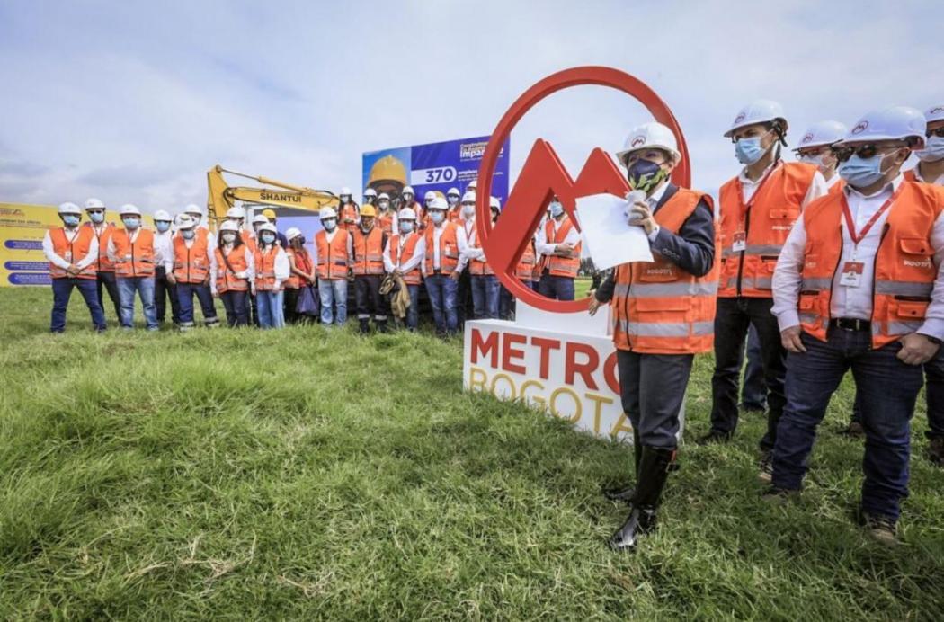 Personas en la construcción del Patio Taller de la Primera Línea del Metro de Bogotá.