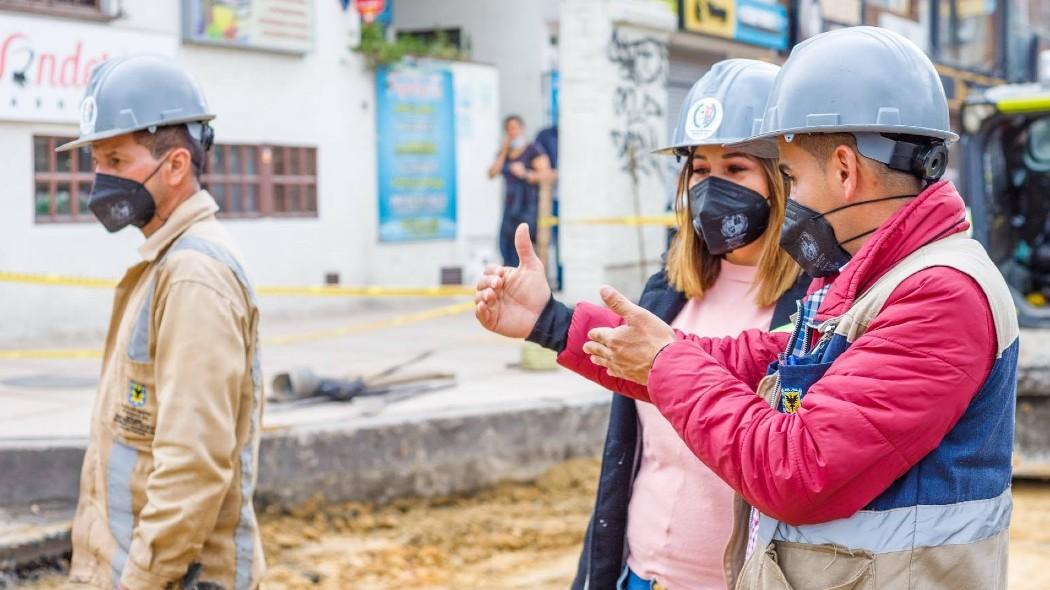 Personas trabajando en una obra, a propósito de Cierre de anden y carril en la calle 116, entre las carreras 13 y 15