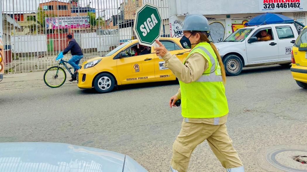 Auxiliar de tránsito en una obra.