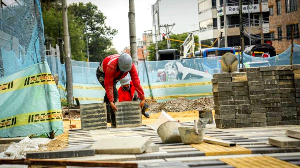 Obreros construyendo andén en Chapinero.