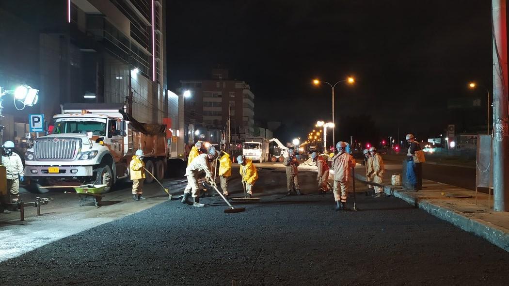 Personas trabajando en una obra de infraestructura.