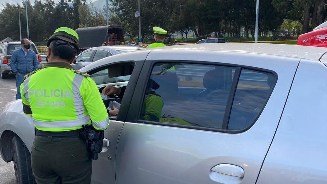 Agente de tránsito en un puesto de control.